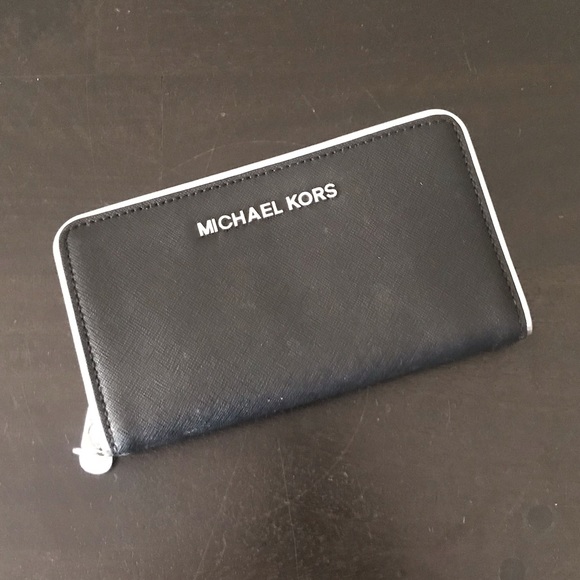 Michael Kors Black wallet. - Picture 1 of 3